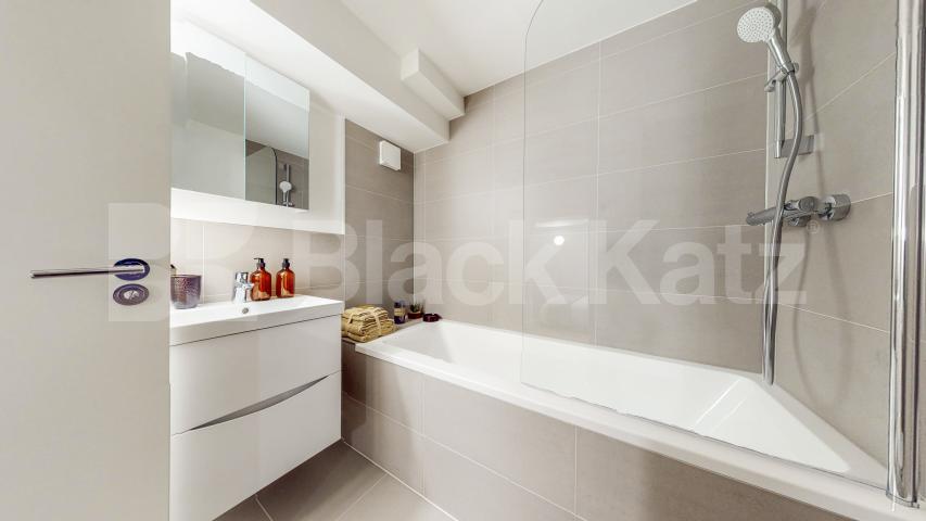 Modern studio apartment within a warehouse conversion in the trendy Dalston Springfield House lofts - Tyssen Street, Dalston